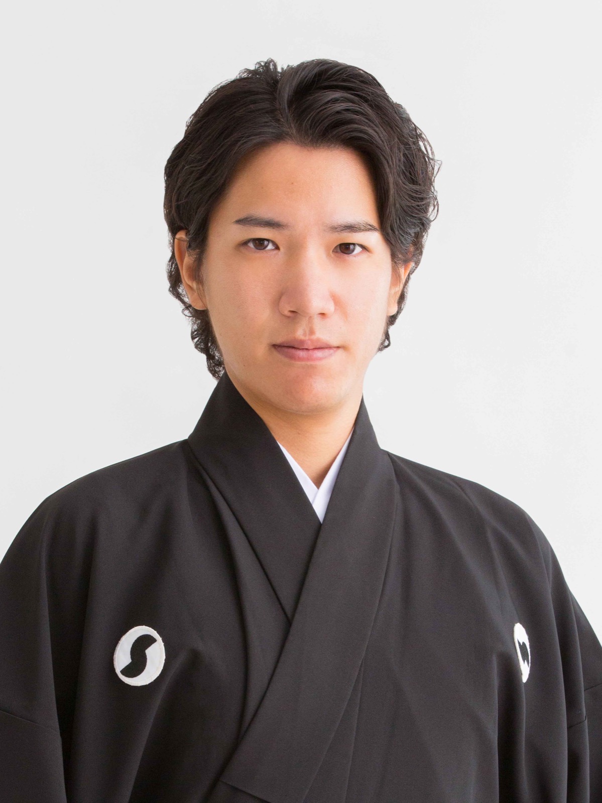 歌三線を手にする球陽フィルム代表・仲嶺良盛